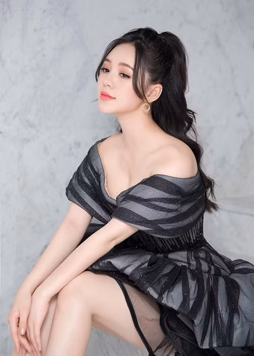 Quỳnh Kool có làn da trắng mịn, đẹp không tỳ vết.