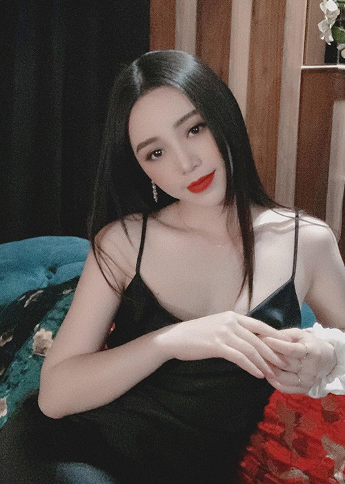 Nữ diễn viên đến từ Thái Bình tuy không có chiều cao nổi bật nhưng vẫn hút ánh nhìn nhờ vóc dáng gợi cảm.