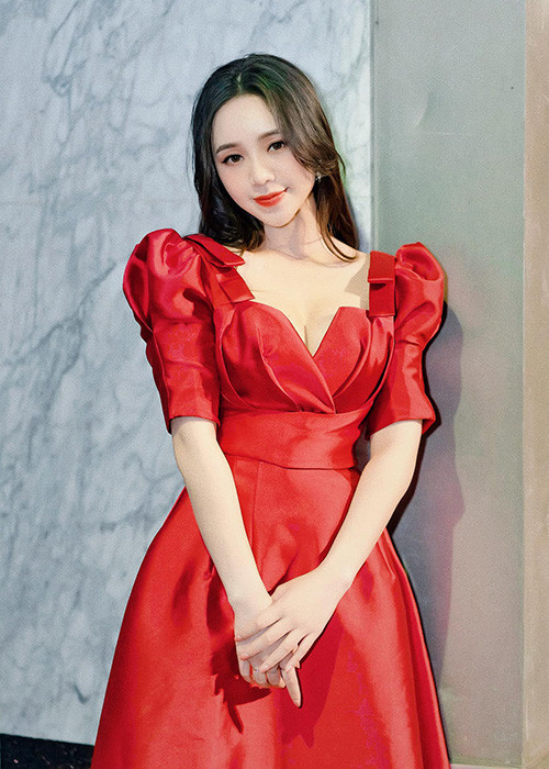 Quỳnh Kool cũng góp mặt trong bộ phim "Hướng dương ngược nắng". Cô kém Thu Trang 5 tuổi, kém Hồng Diễm 13 tuổi.