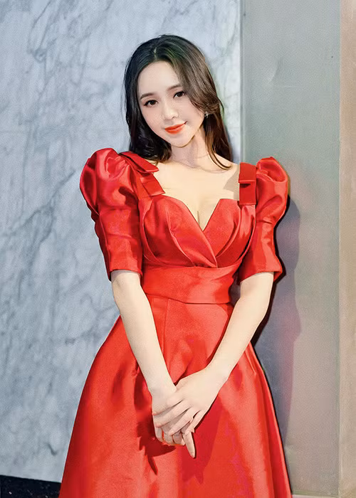 Quỳnh Kool cũng góp mặt trong bộ phim "Hướng dương ngược nắng". Cô kém Thu Trang 5 tuổi, kém Hồng Diễm 13 tuổi.