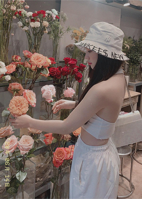 Quỳnh Kool theo đuổi hình ảnh quyến rũ nhưng không quá phản cảm.