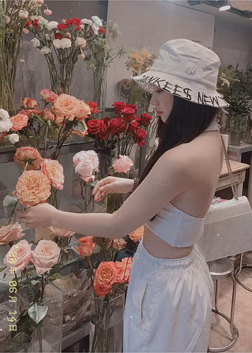 Quỳnh Kool theo đuổi hình ảnh quyến rũ nhưng không quá phản cảm.