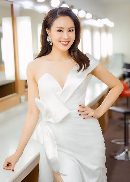 Hồng Diễm nay là bà mẹ hai con. Nhan sắc của cô được khen mặn mà, quyến rũ.