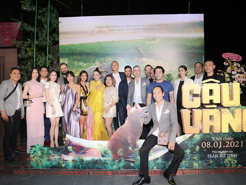 Trong buổi ra mắt phim "Cậu Vàng" ở TP HCM, vợ chồng Tăng Thanh Hà sánh đôi tình tứ. Cặp đôi đến chúc mừng Băng Di (váy vàng). Trong phim, Băng Di đóng vai vợ ba của Bá Kiến.