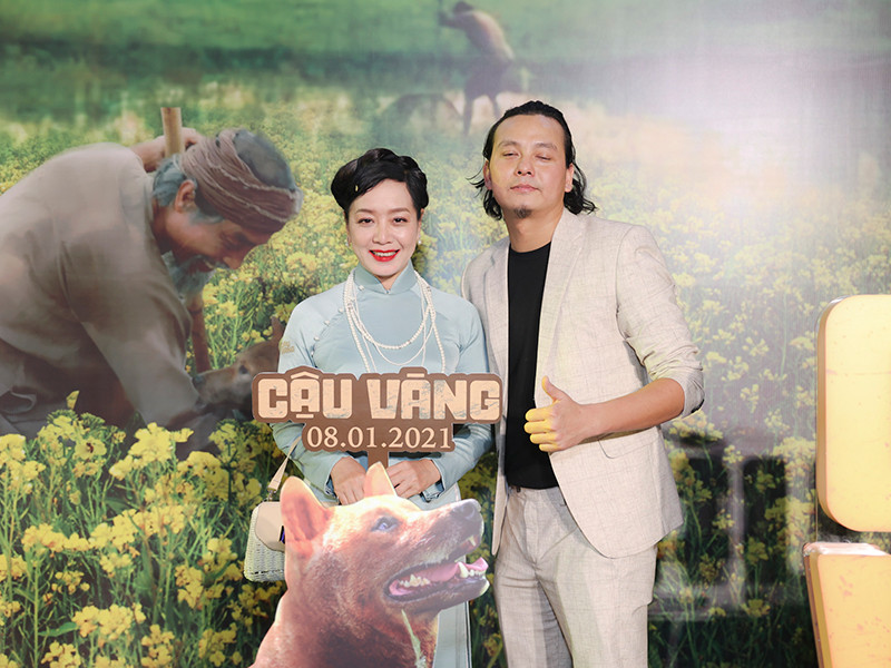 Nghệ sĩ Chiều Xuân - diễn viên đóng vai vợ cả của Bá Kiến trong "Cậu Vàng" chụp ảnh kỷ niệm cùng đạo diễn Trần Vũ Thủy.