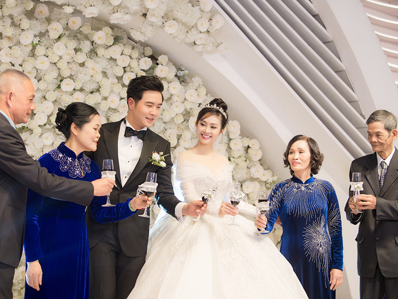 Cặp đôi nhận được lời chúc phúc từ gia đình, bạn bè và đồng nghiệp.