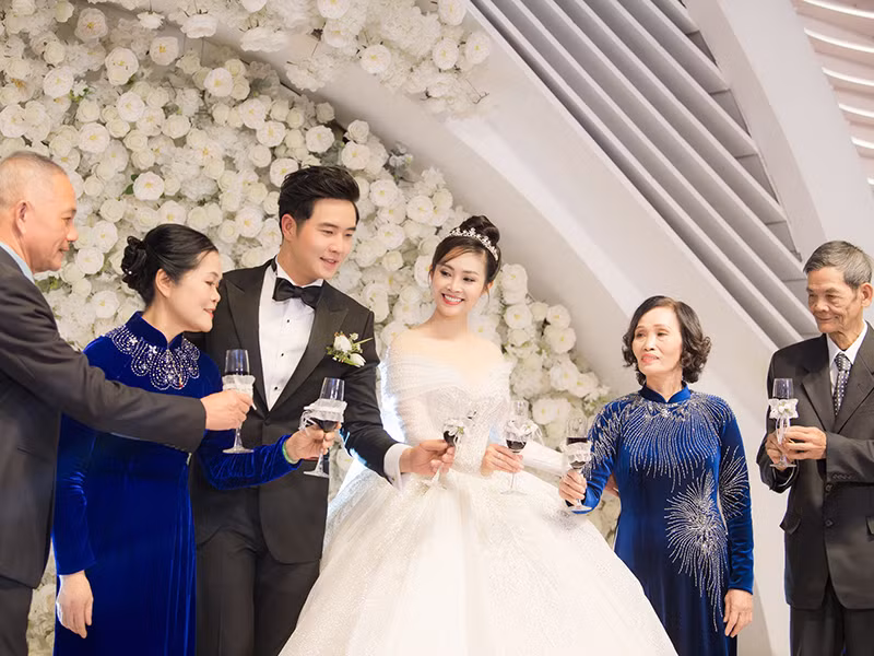 Cặp đôi nhận được lời chúc phúc từ gia đình, bạn bè và đồng nghiệp.