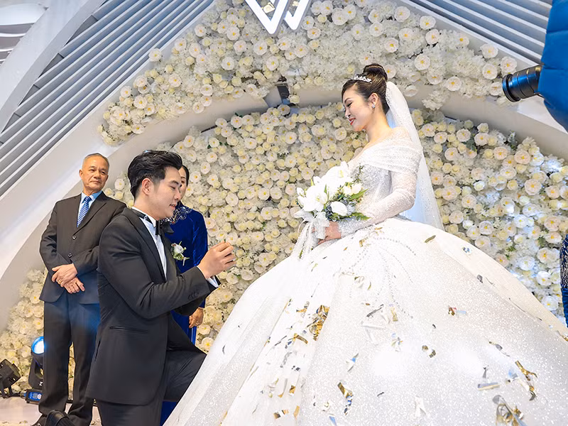 Đức Hiếu quỳ gối trao nhẫn cho Thùy Linh trong đám cưới.