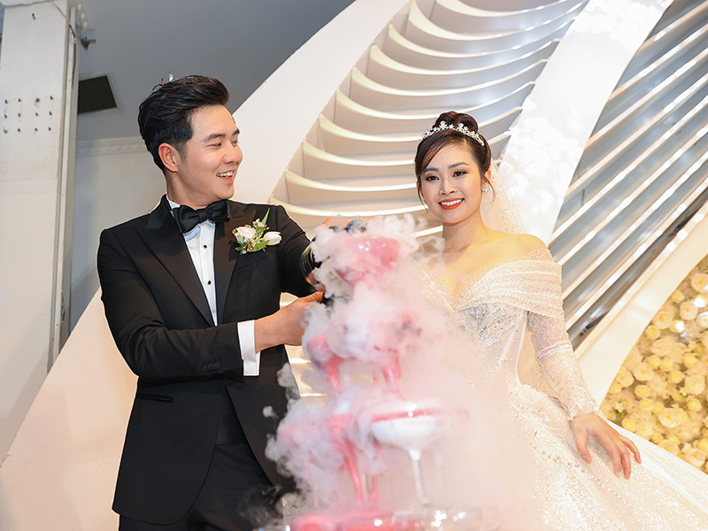 Nữ MC và nam diễn viên trẻ bí mật hẹn hò cho đến ngày chuẩn bị làm đám cưới.