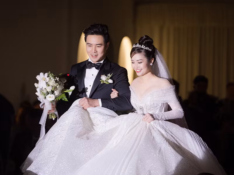 Đức Hiếu diện vest khoe vẻ bảnh bao.