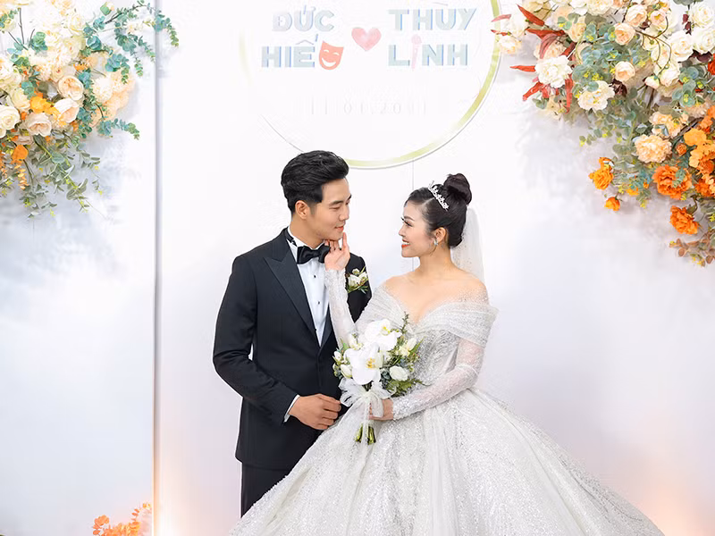  Đám cưới của MC Thùy Linh và diễn viên Đức Hiếu diễn ra vào tối ngày 11/1 ở Hà Nội.