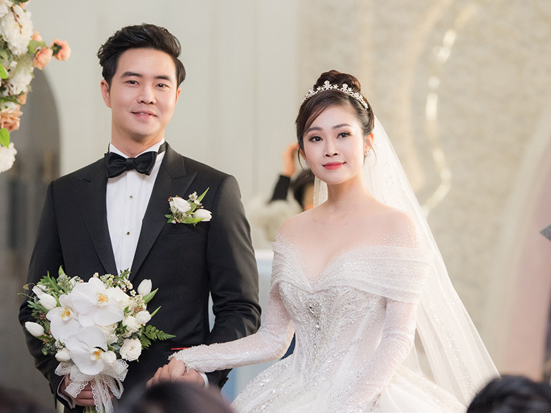 Thùy Linh gợi cảm trong chiếc váy cưới trễ vai.