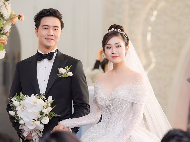 Thùy Linh gợi cảm trong chiếc váy cưới trễ vai.