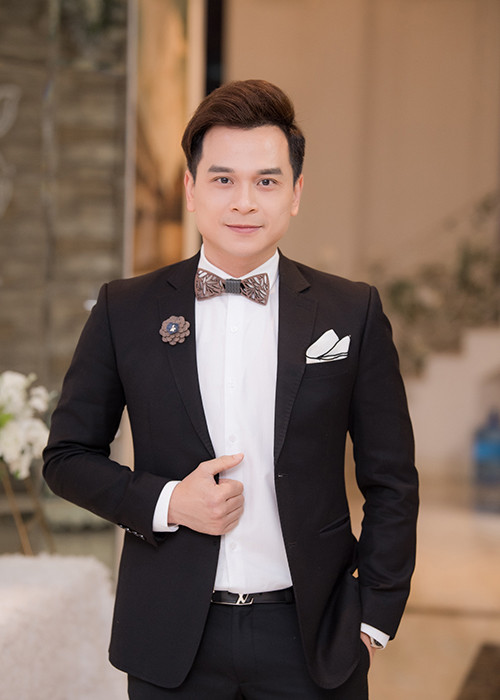 Hôn lễ của cặp đôi có sự góp mặt của nhiều nghệ sĩ. Trong ảnh là MC Danh Tùng.