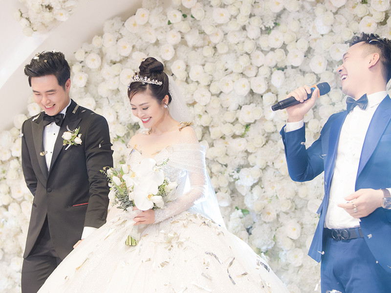 Đám cưới của Thùy Linh và Đức Hiếu diễn ra sau một năm cặp đôi hẹn hò.