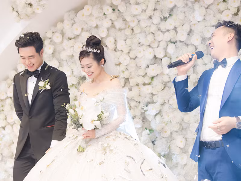 Đám cưới của Thùy Linh và Đức Hiếu diễn ra sau một năm cặp đôi hẹn hò.