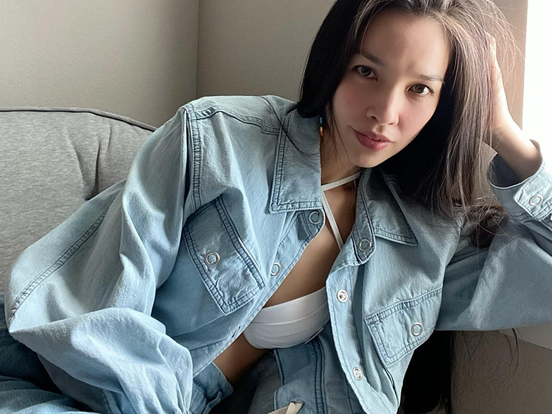 Năm 2011, Hiền Thục gây xôn xao khi bị nghi lộ vòng 1 trong MV “Little girl”. Nữ ca sĩ bác bỏ nghi vấn này. “Đây là một trong những chuyện “tai bay vạ gió” mà tôi không tránh được”, cô chia sẻ trên Kinh tế đô thị.