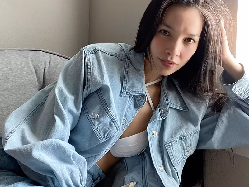 Năm 2011, Hiền Thục gây xôn xao khi bị nghi lộ vòng 1 trong MV “Little girl”. Nữ ca sĩ bác bỏ nghi vấn này. “Đây là một trong những chuyện “tai bay vạ gió” mà tôi không tránh được”, cô chia sẻ trên Kinh tế đô thị.