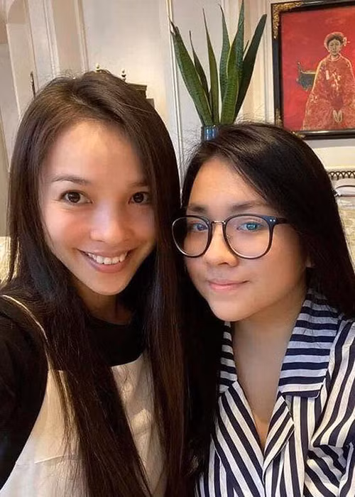 Chia sẻ của Hiền Thục cũng khiến con gái của cô trở thành tâm điểm của dư luận. Ngay lập tức, giọng ca “Nhật ký của mẹ” lên tiếng bảo vệ con gái. Hiền Thục viết: “"Mẹ thương em, không sao cả, vì họ không hiểu em dễ thương và hài hước thế nào. Suy cho cùng, suy nghĩ là của riêng họ, mẹ dạy dỗ con thế nào, chỉ mẹ biết con đáng yêu ra sao. Huống hồ, đây là đoạn mẹ đăng tải, chỉ để đời vui vẻ hơn khi có đứa con dễ cưng đến thế. Ôi! Cục cưng của mẹ, đến lúc con làm quen với một chút sóng gió rồi. Mẹ, luôn ở bên con”.