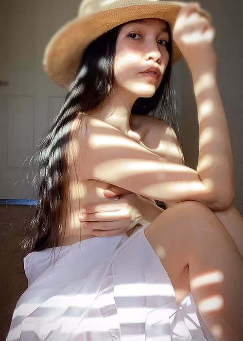 Hiền Thục vốn không ít lần “gây bão” dư luận. Năm 2019, cô trở thành tâm điểm của dư luận vì chia sẻ trên trang cá nhân bức ảnh lấy tay che vòng một. Người khen ngợi vẻ ngoài quyến rũ của Hiền Thục. Kẻ lại cho rằng cô nổi loạn.