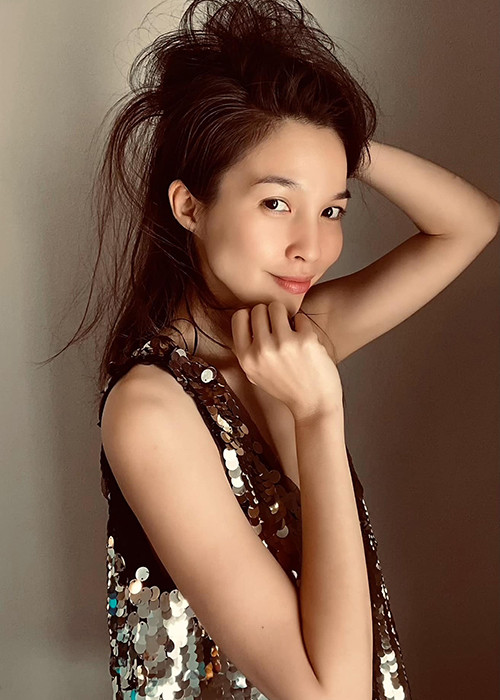 Con gái của Hiền Thục từng không muốn mẹ đăng tải ảnh gợi cảm. Tuy nhiên, khi lớn lên, cô nhóc không cấm cản mẹ. Trước bức ảnh Hiền Thục lấy tay che ngực, con gái của nữ ca sĩ nhắn với mẹ rằng bức ảnh hở quá.