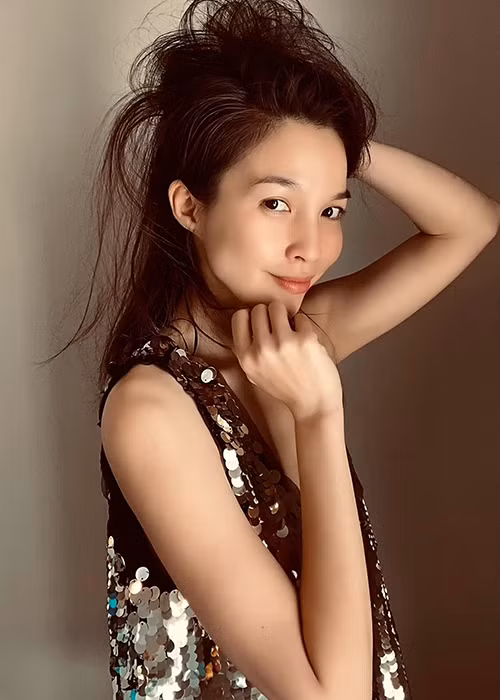 Con gái của Hiền Thục từng không muốn mẹ đăng tải ảnh gợi cảm. Tuy nhiên, khi lớn lên, cô nhóc không cấm cản mẹ. Trước bức ảnh Hiền Thục lấy tay che ngực, con gái của nữ ca sĩ nhắn với mẹ rằng bức ảnh hở quá.