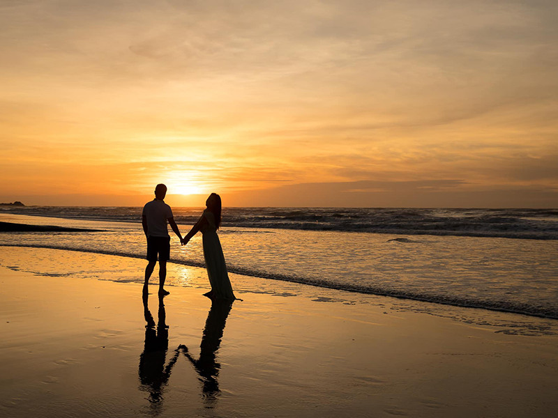 "Biết ơn vũ trụ đã gửi người ấy đến bên đời con. Chỉ mong được bình an bên anh cho đến hết hoàng hôn của cuộc đời", Vân Hugo viết.