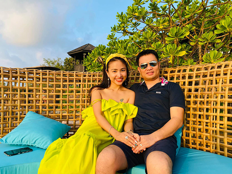 Chồng sắp cưới của Vân Hugo đã lộ diện. Anh và nữ MC được khen có tướng phu thê.