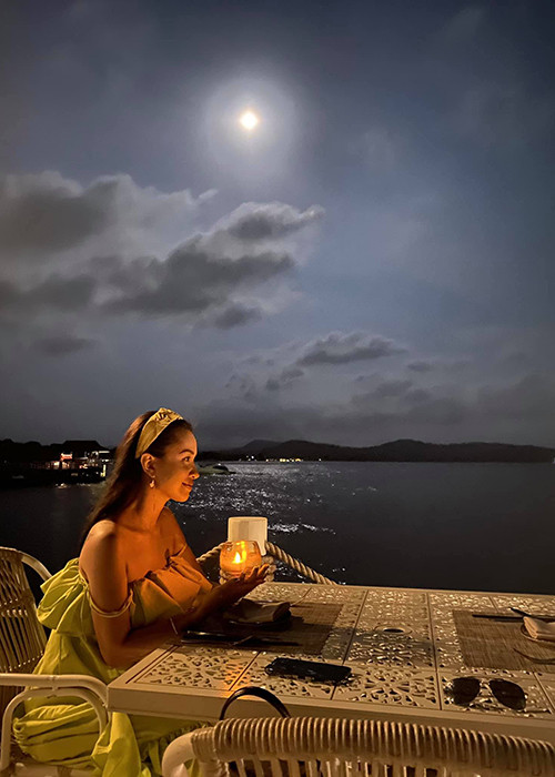 Nữ MC chia sẻ hình ảnh ăn tối dưới ánh trăng bên chồng sắp cưới.