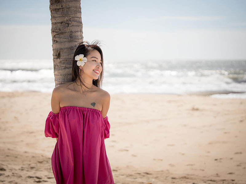 Trong chuyến nghỉ dưỡng cùng chồng sắp cưới, nữ MC khoe vóc dáng gợi cảm.