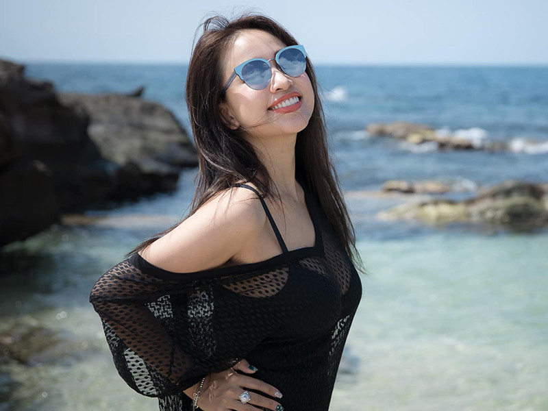 Tuy Vân Hugo không tiết lộ danh tính người yêu nhưng cô từng chia sẻ về mối quan hệ giữa hai người. Nữ MC sinh năm 1985 cho biết, bạn trai hiện tại dù là người đến sau nhưng rất yêu thương, hiểu và tôn trọng cô. Theo Vân Hugo, bạn trai quan tâm mẹ con cô từ những việc nhỏ nhất. Nữ MC cảm thấy rằng tình cảm này còn hơn cả tình yêu. “Có thể nói tình yêu của bạn trai đã giúp tôi hồi sinh”, Vân Hugo nói.