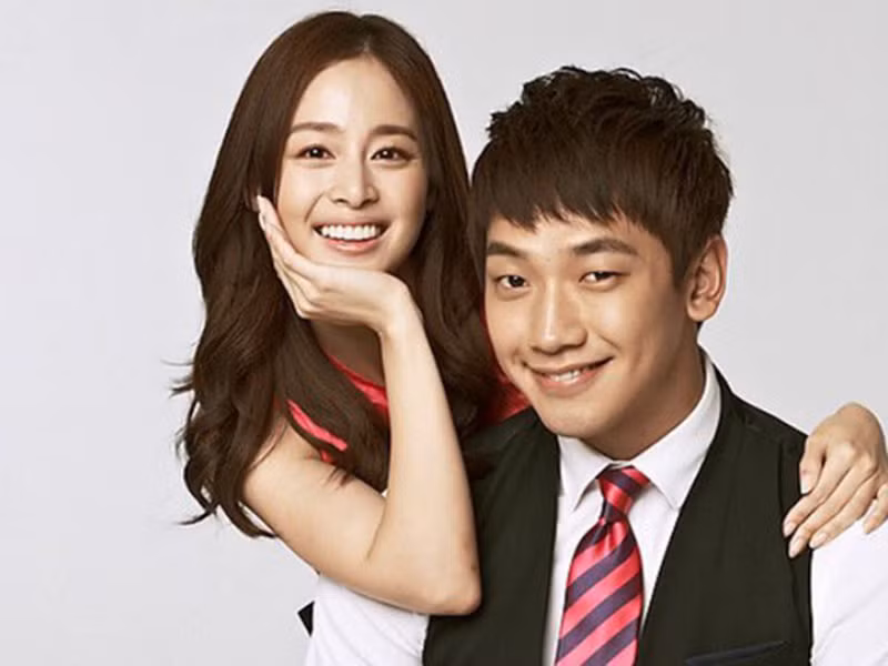 Bi Rain yêu đơn phương Kim Tae Hee trong suốt 1 năm. "Tôi là người theo đuổi cô ấy trước. Phải mất nhiều thời gian lắm, đến 1 năm liền”, nam ca sĩ chia sẻ.