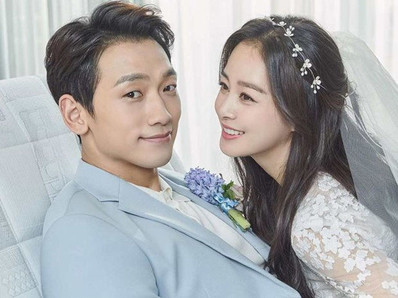 Kim Tae Hee được khen là dâu thảo trong gia đình nhà chồng và dù có điều kiện cả hai vẫn sống chung cùng bố và em gái Bi Rain.