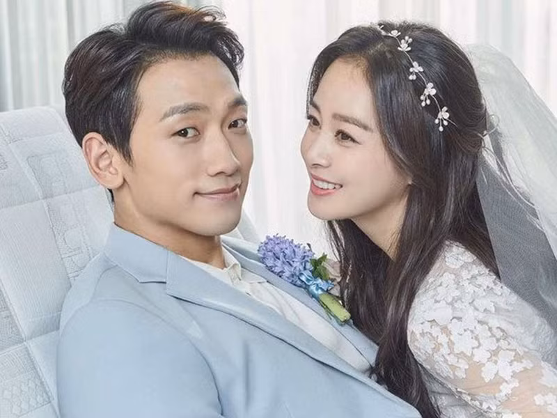 Kim Tae Hee được khen là dâu thảo trong gia đình nhà chồng và dù có điều kiện cả hai vẫn sống chung cùng bố và em gái Bi Rain.