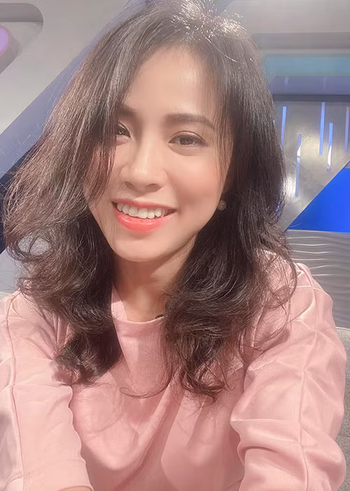 Khuất Quỳnh Hoa sinh năm 1985, hơn Đình Tú đến 7 tuổi. Cô trẻ trung hơn nhiều so với những vai diễn khắc khổ.