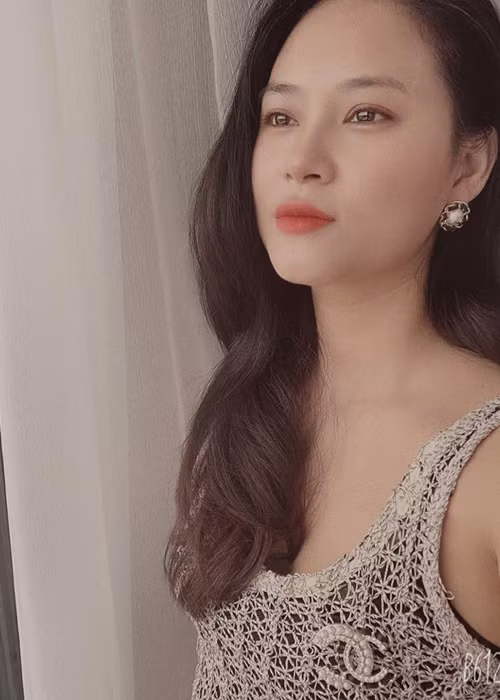 Vân Anh sinh năm 1988, từng giành danh hiệu Hoa hậu biển tại cuộc thi Hoa hậu Thế giới người Việt năm 2007. Cô được khen nhan sắc mặn mà.