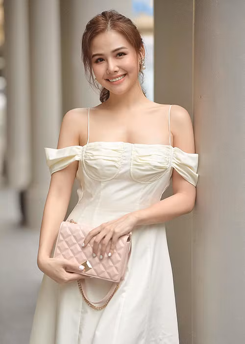 Phanh Lee cũng từng hợp tác với Đình Tú. Cả hai đóng cặp trong phim "Ghét thì yêu thôi".