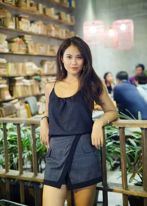 Vân Anh cũng là bạn gái màn ảnh của Đình Tú. Bộ phim cả hai hợp tác là "Máy bay ký sự".