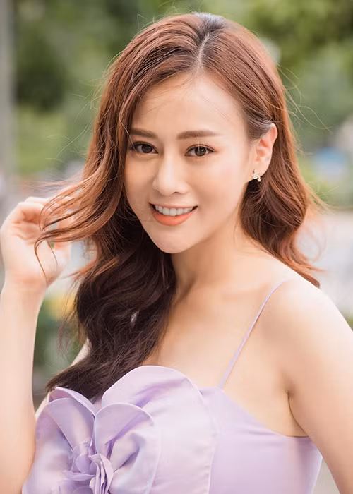 Phương Oanh là một trong số những mỹ nhân Việt đóng cặp với Đình Tú. Cả hai vào vai đôi tình nhân trong "Lặng yên dưới vực sâu" và "Cô gái nhà người ta".