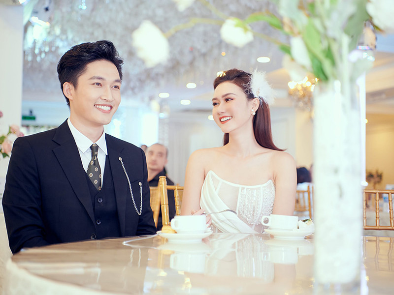 Hương Giang sinh năm 1989, hơn Đình Tú đến 3 tuổi. Nhờ ngoại hình trẻ trung, xinh đẹp, cô không có sự chênh lệch tuổi tác với Đình Tú.