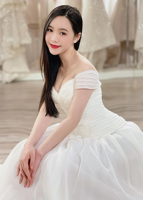 Đóng cặp với Đình Tú trong "Đi qua mùa hạ", Quỳnh Kool kém bạn diễn 3 tuổi.