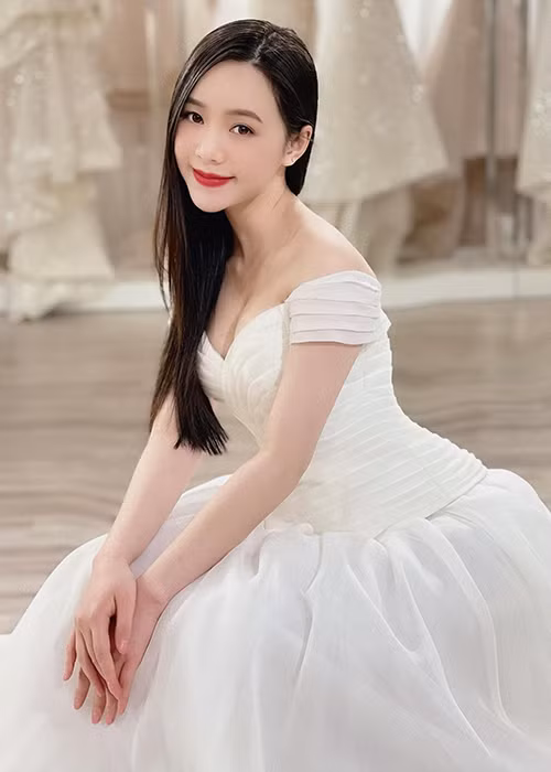 Đóng cặp với Đình Tú trong "Đi qua mùa hạ", Quỳnh Kool kém bạn diễn 3 tuổi.