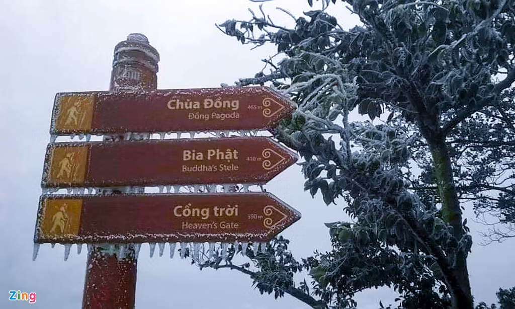 Do nhiệt độ thấp kết hợp cùng mưa, nơi đây xuất hiện hiện tượng băng giá.