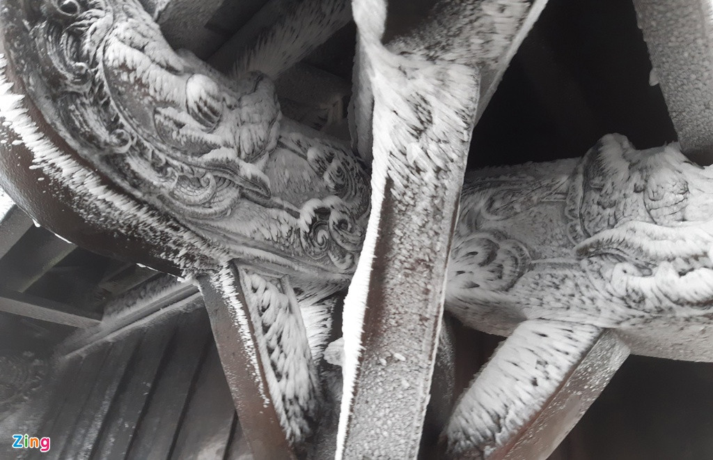 Băng giá phủ trắng mái và các cột của ngôi chùa trên đỉnh Yên Tử.