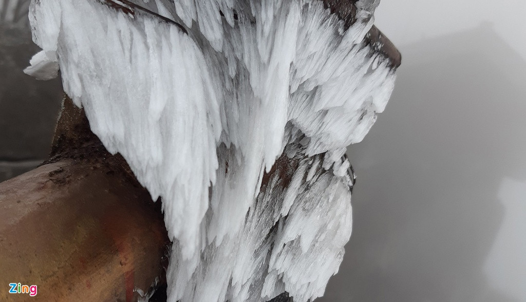 Ông Lê Tiến Dũng, Trưởng Ban quản lý Khu di tích và Rừng quốc gia Yên Tử, cho biết sáng 8/1, đỉnh chùa Đồng bắt đầu xuất hiện gió giật mạnh. Không khí lạnh kết hợp cùng mưa làm băng giá xuất hiện ở nhiều nơi.