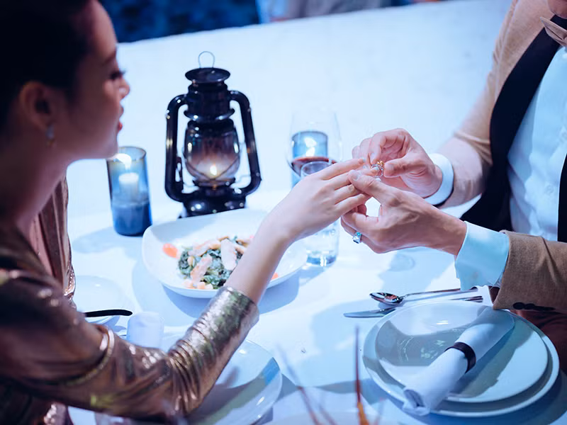 Khánh Vân và Vĩnh Thụy đều đang tập trung hết mình cho công việc.