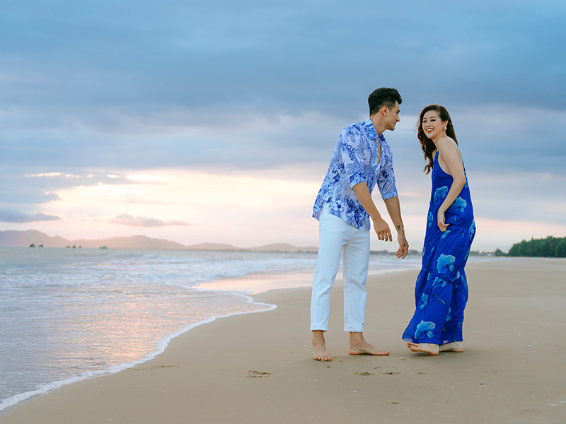 Loạt ảnh Vĩnh Thụy - Khánh Vân thân mật dù chỉ trong một dự án nhưng vẫn khiến người hâm mộ của nàng hoa hậu đứng ngồi không yên.