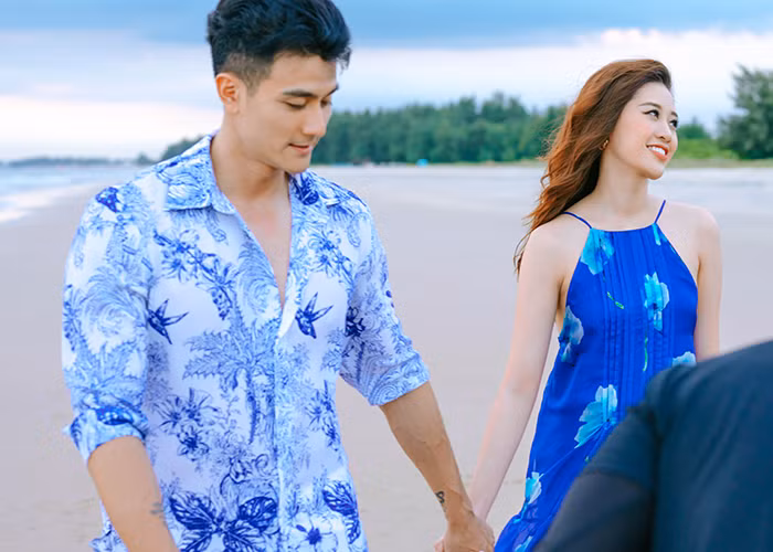 Vĩnh Thụy nắm tay Khánh Vân đi dạo biển trong video quảng cáo.