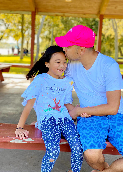 Vì con gái Hồng Ân, ông bầu hải ngoại còn quyết tâm bỏ thuốc lá.