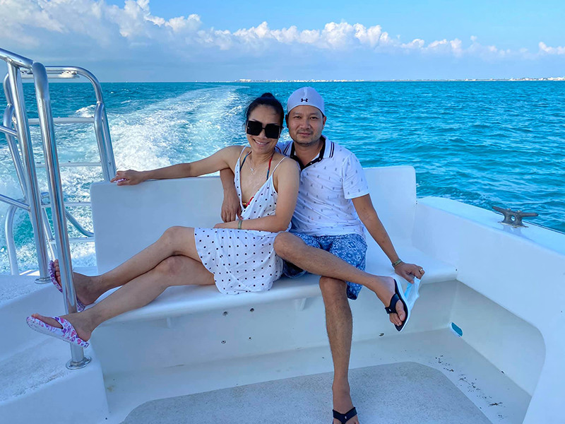 Vợ chồng Hồng Ngọc luôn hỗ trợ nhau trong cuộc sống và công việc.